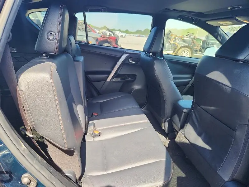 2018 TOYOTA RAV4 SE  