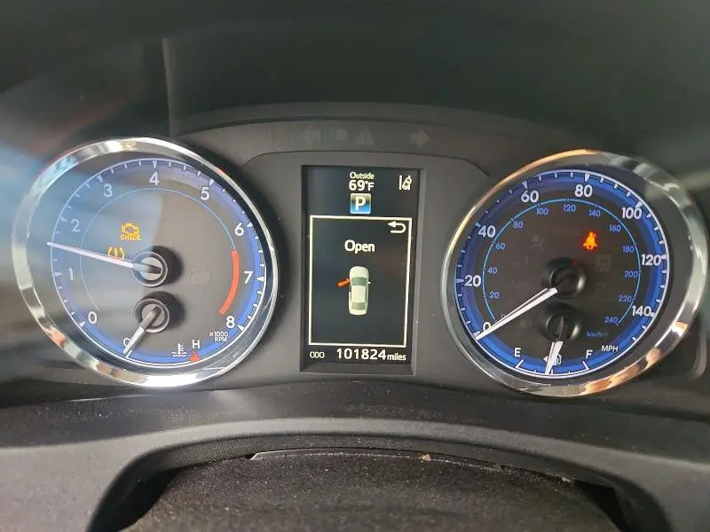 2018 TOYOTA COROLLA XLE  