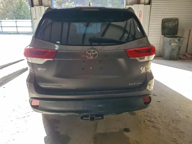 2018 TOYOTA HIGHLANDER SE  