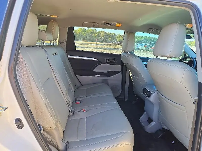 2019 TOYOTA HIGHLANDER LE  