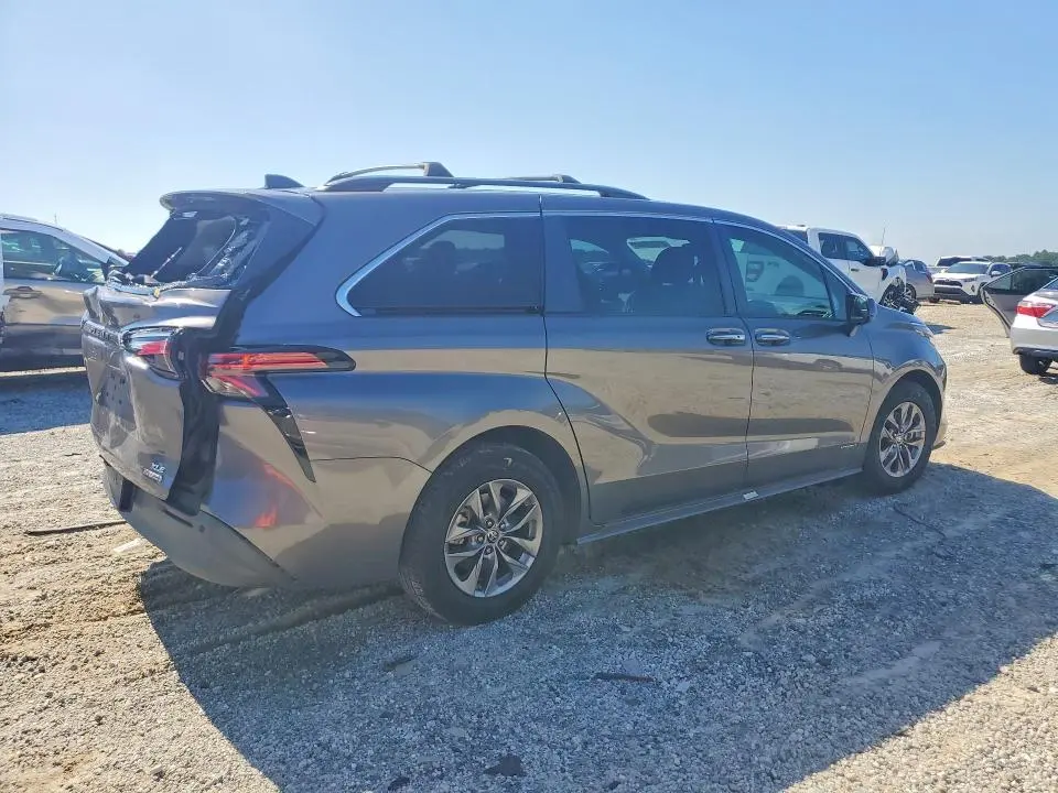 2021 TOYOTA SIENNA XLE  