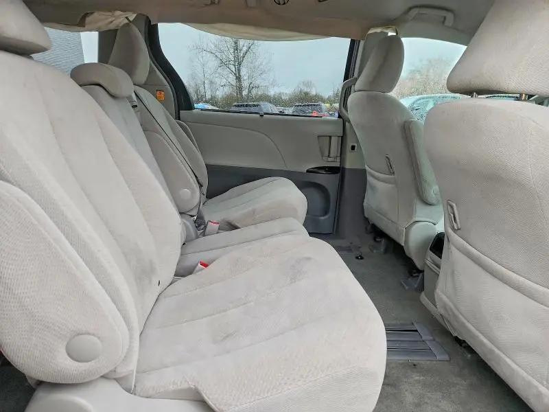 2013 TOYOTA SIENNA LE 8-PASSENGER  