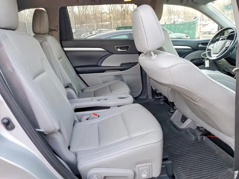 2019 TOYOTA HIGHLANDER SE  