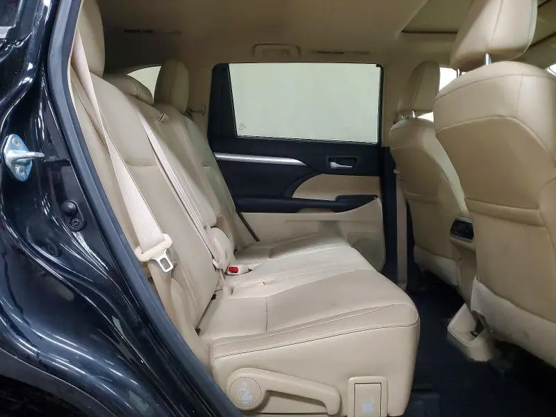 2017 TOYOTA HIGHLANDER SE  
