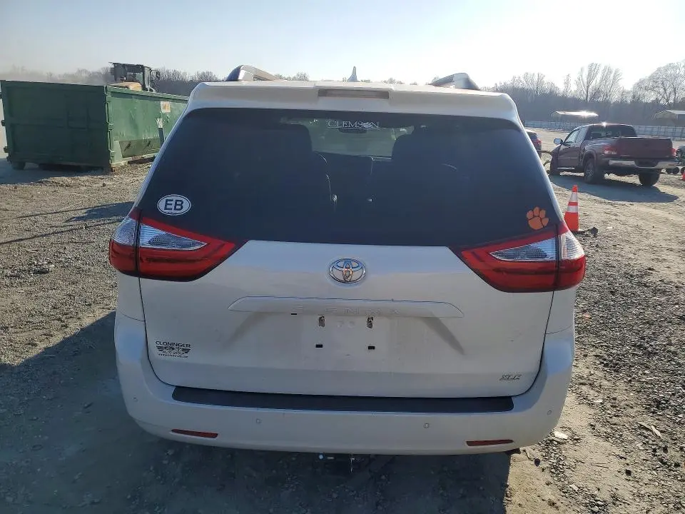 2018 TOYOTA SIENNA XLE  