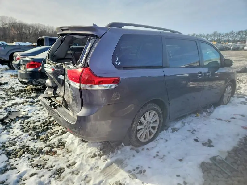 2013 TOYOTA SIENNA XLE  
