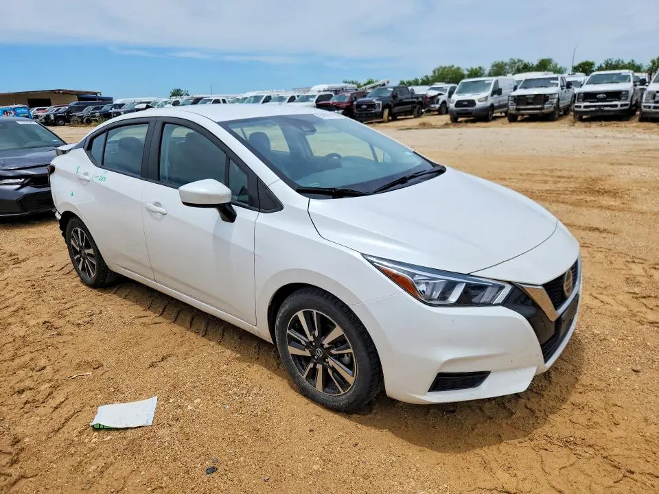 2022 NISSAN VERSA SV  