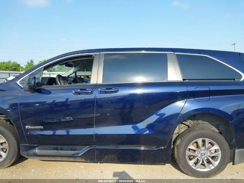 2022 TOYOTA SIENNA LE