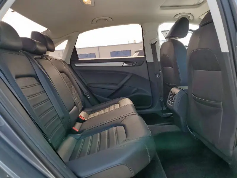 2015 VOLKSWAGEN PASSAT SE  