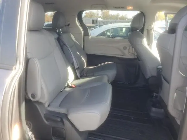 2022 TOYOTA SIENNA XLE  