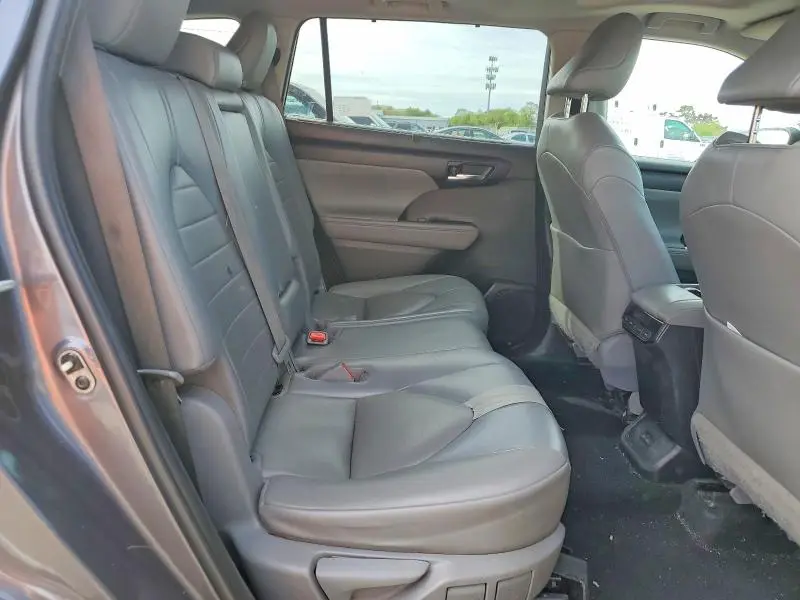 2022 TOYOTA HIGHLANDER XLE  