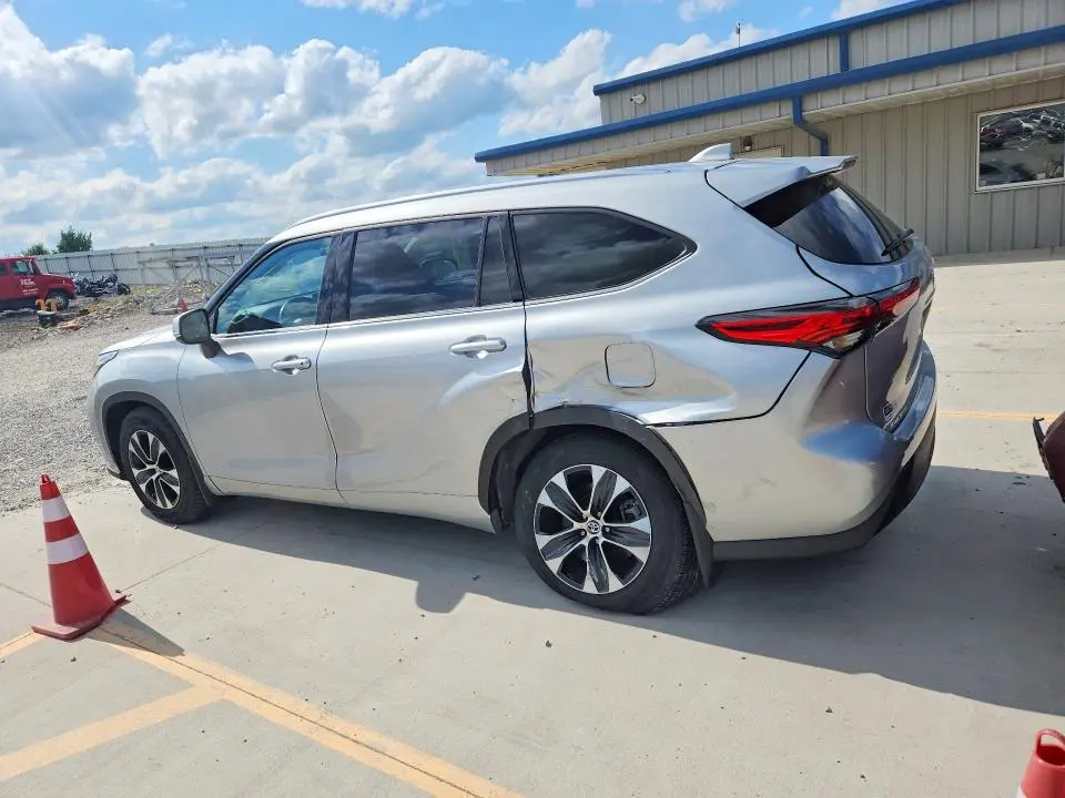 2021 TOYOTA HIGHLANDER XLE  