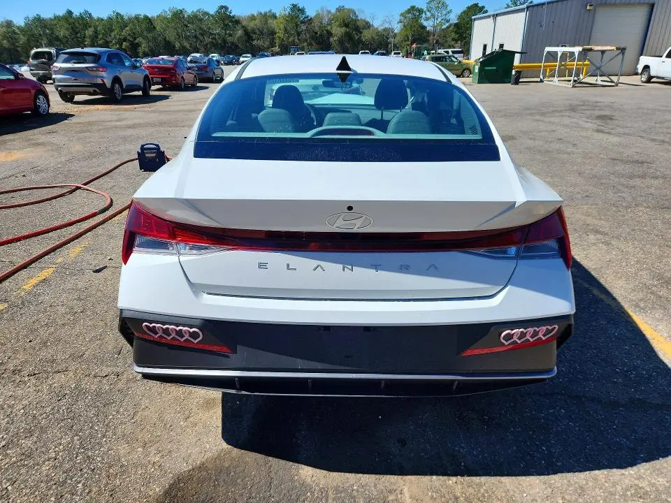2025 HYUNDAI ELANTRA SE  