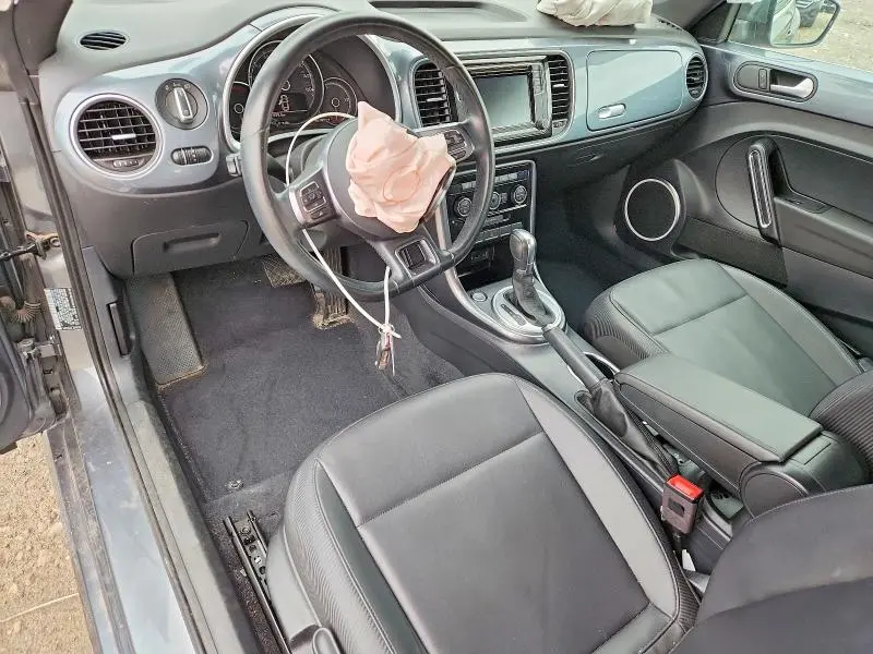 2018 VOLKSWAGEN BEETLE SE  