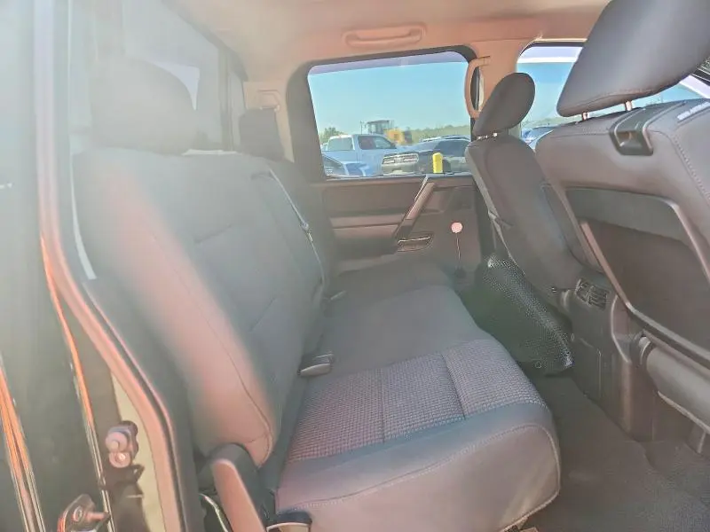 2010 NISSAN TITAN SE  