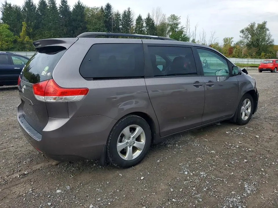 2011 TOYOTA SIENNA LE  