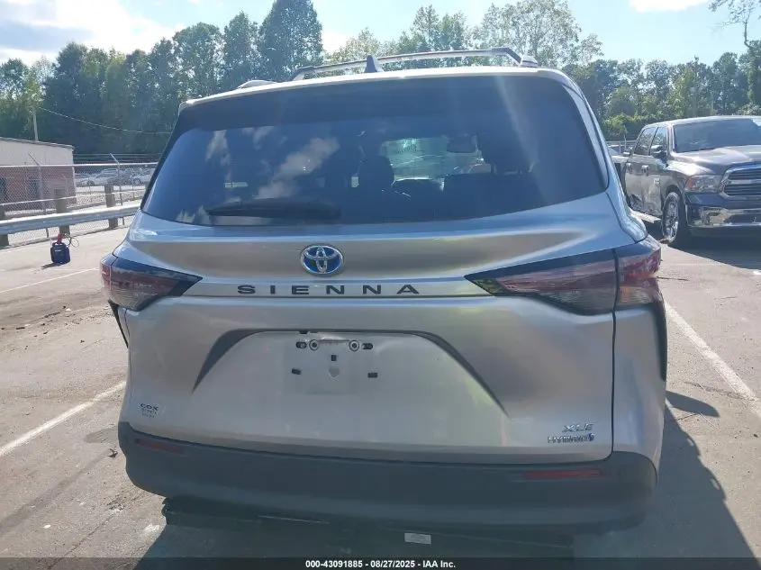 2023 TOYOTA SIENNA XLE