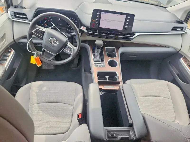 2021 TOYOTA SIENNA LE  
