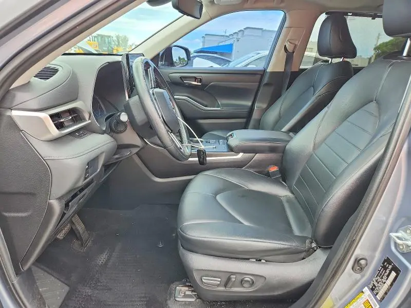 2021 TOYOTA HIGHLANDER XLE  
