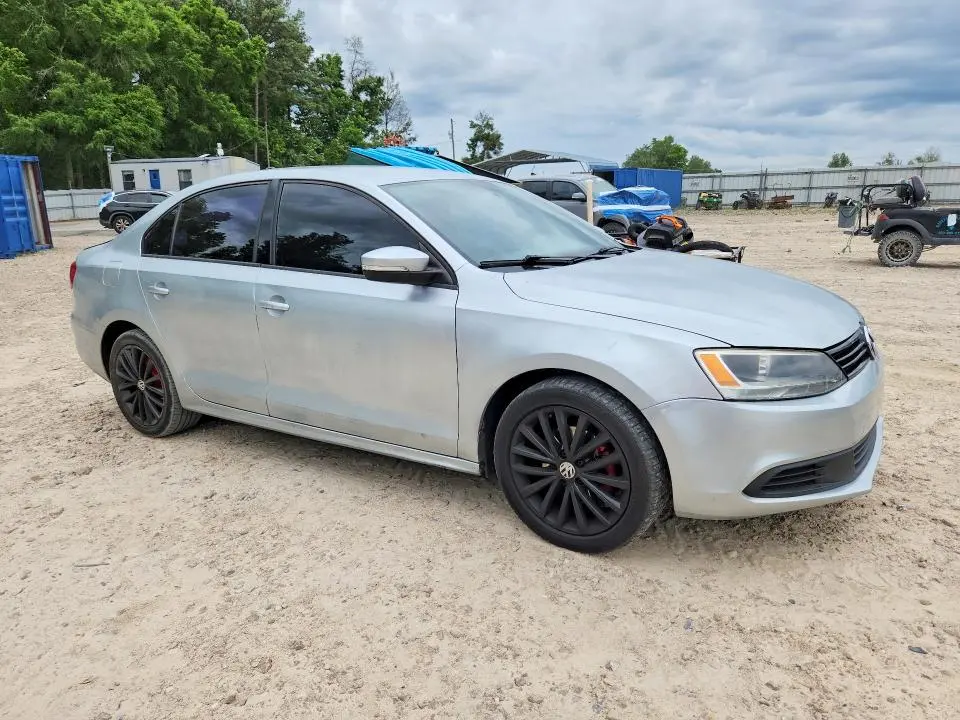 2011 VOLKSWAGEN JETTA SE  