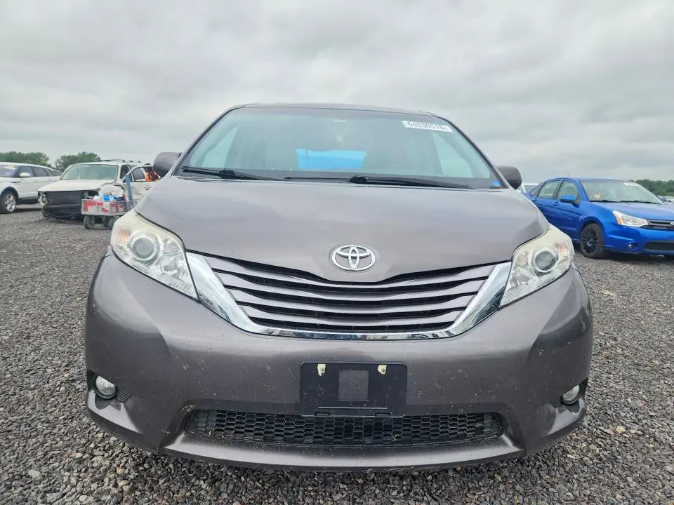 2017 TOYOTA SIENNA XLE 8-PASSENGER  