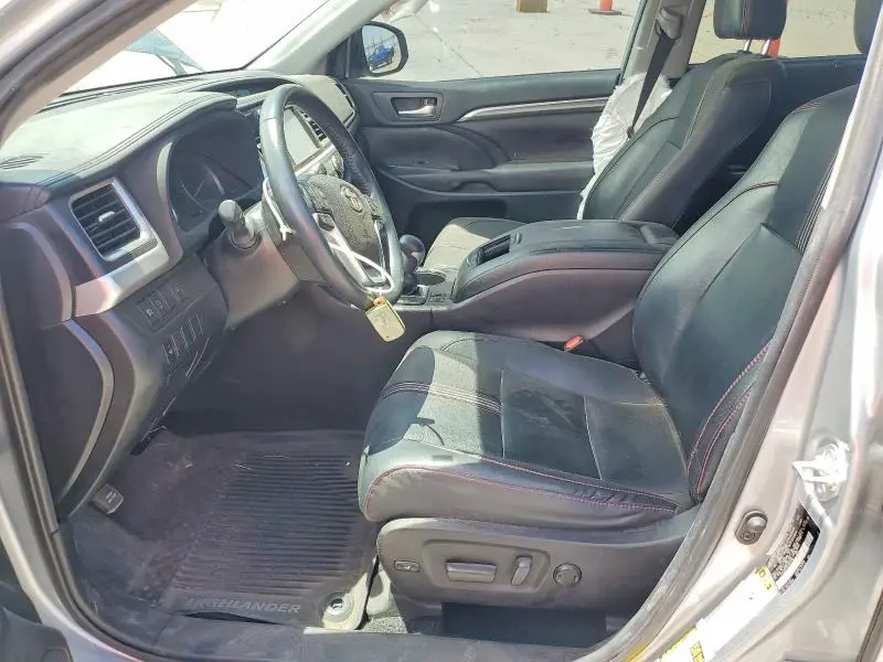 2019 TOYOTA HIGHLANDER SE  