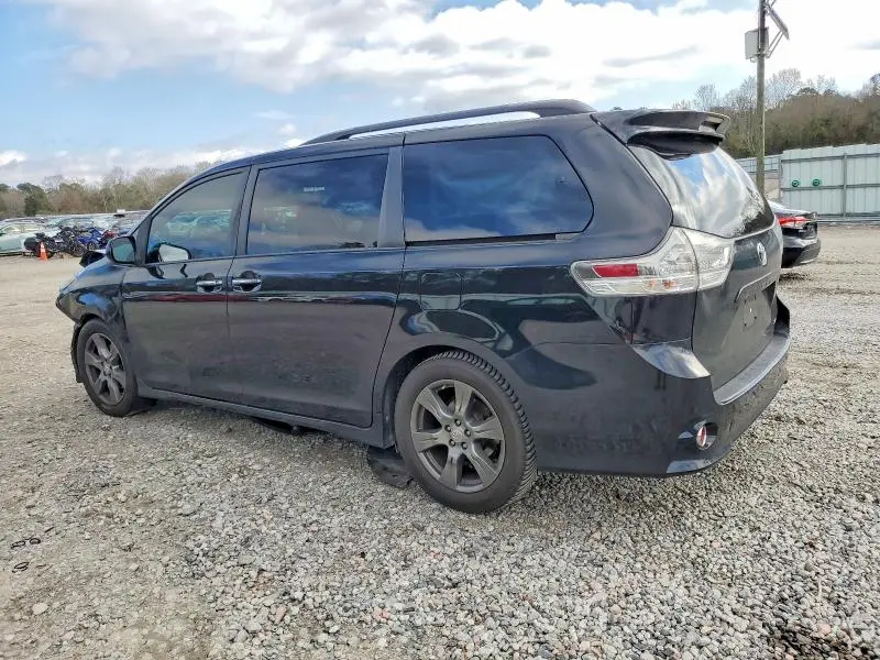 2017 TOYOTA SIENNA SE  