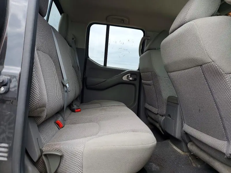 2015 NISSAN FRONTIER SV  
