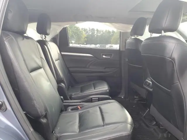 2019 TOYOTA HIGHLANDER SE  