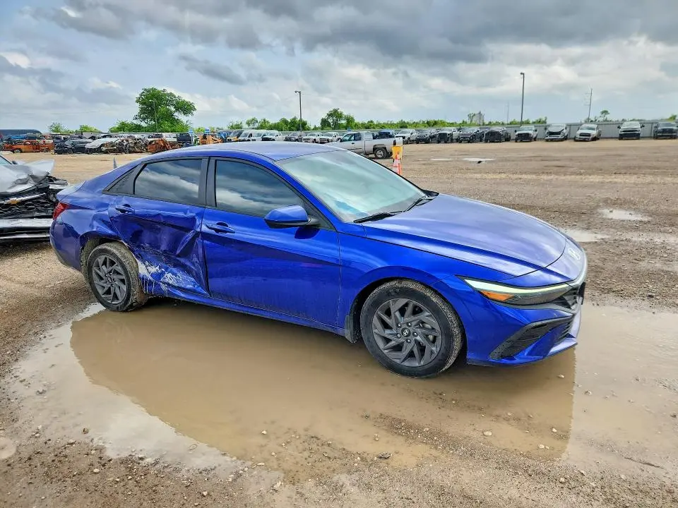 2024 HYUNDAI ELANTRA SEL  