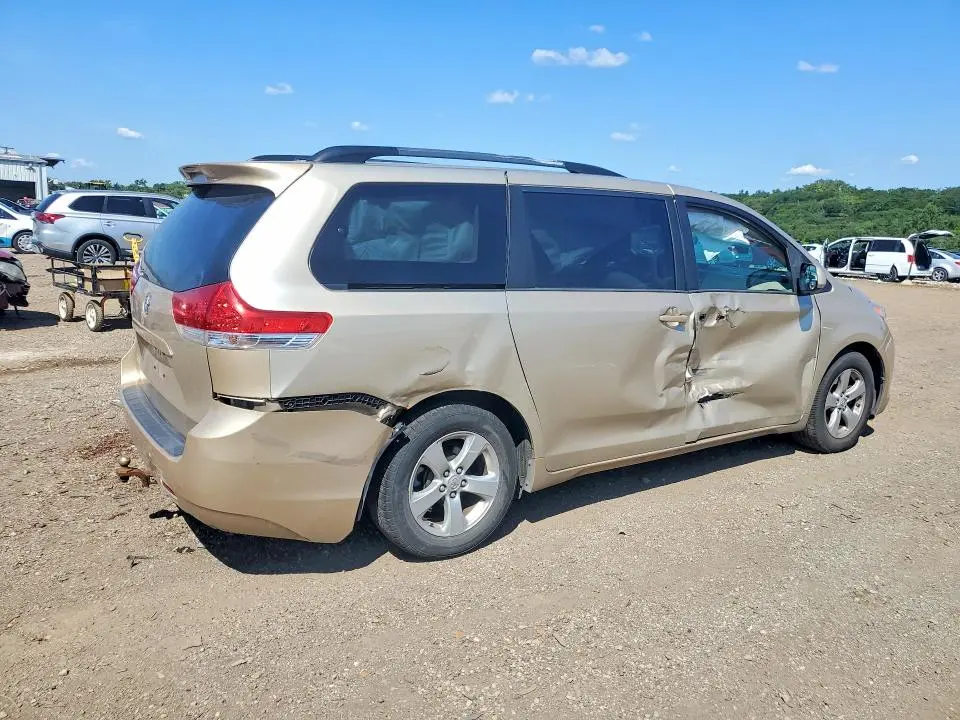 2013 TOYOTA SIENNA LE  