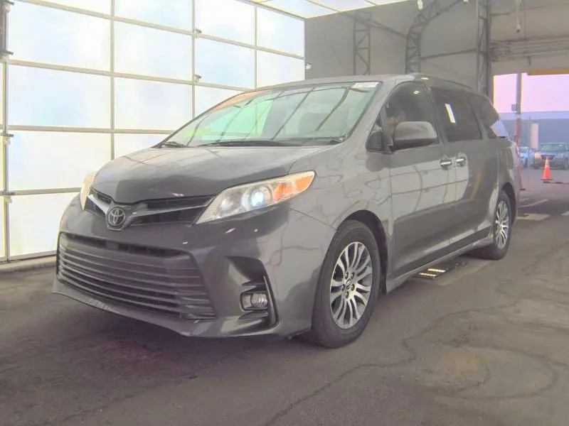 2018 TOYOTA SIENNA XLE 8-PASSENGER  