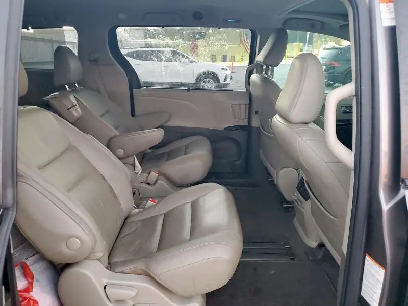 2020 TOYOTA SIENNA XLE  