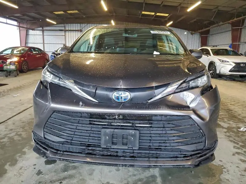 2022 TOYOTA SIENNA LE  