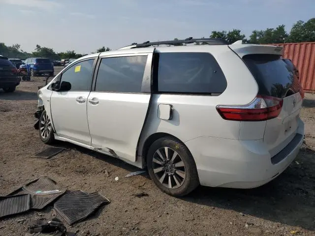 2018 TOYOTA SIENNA XLE  