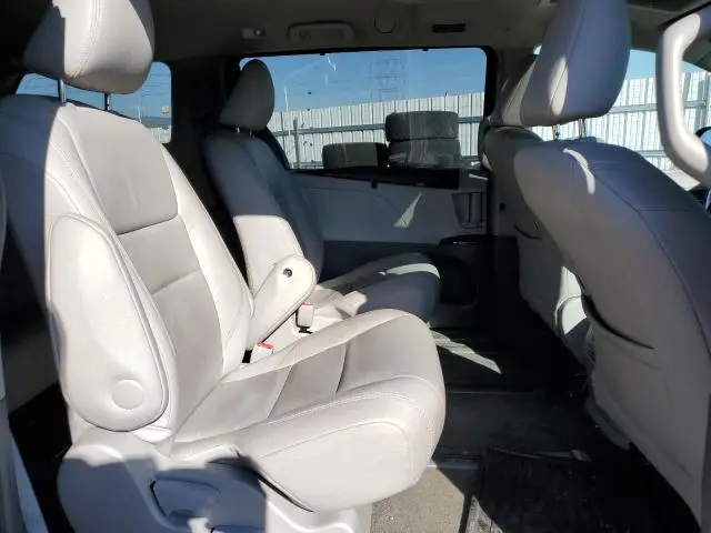 2016 TOYOTA SIENNA XLE  
