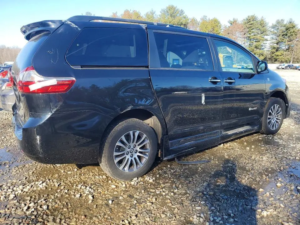 2018 TOYOTA SIENNA XLE 8-PASSENGER  