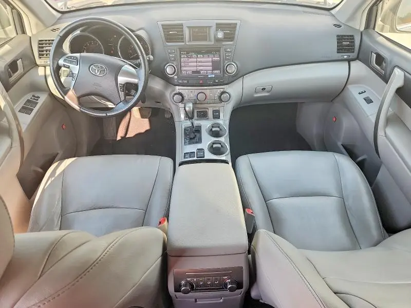 2011 TOYOTA HIGHLANDER SE  