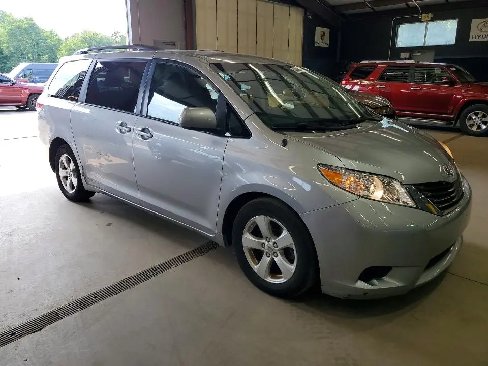 2014 TOYOTA SIENNA LE  