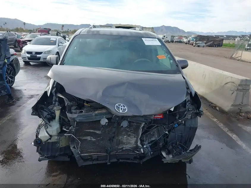 2013 TOYOTA SIENNA SE 8 PASSENGER