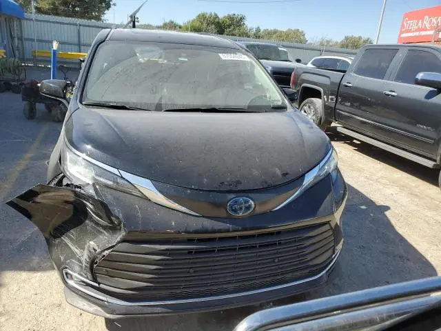 2022 TOYOTA SIENNA XLE  