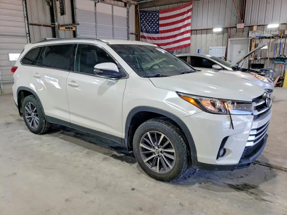 2019 TOYOTA HIGHLANDER SE  