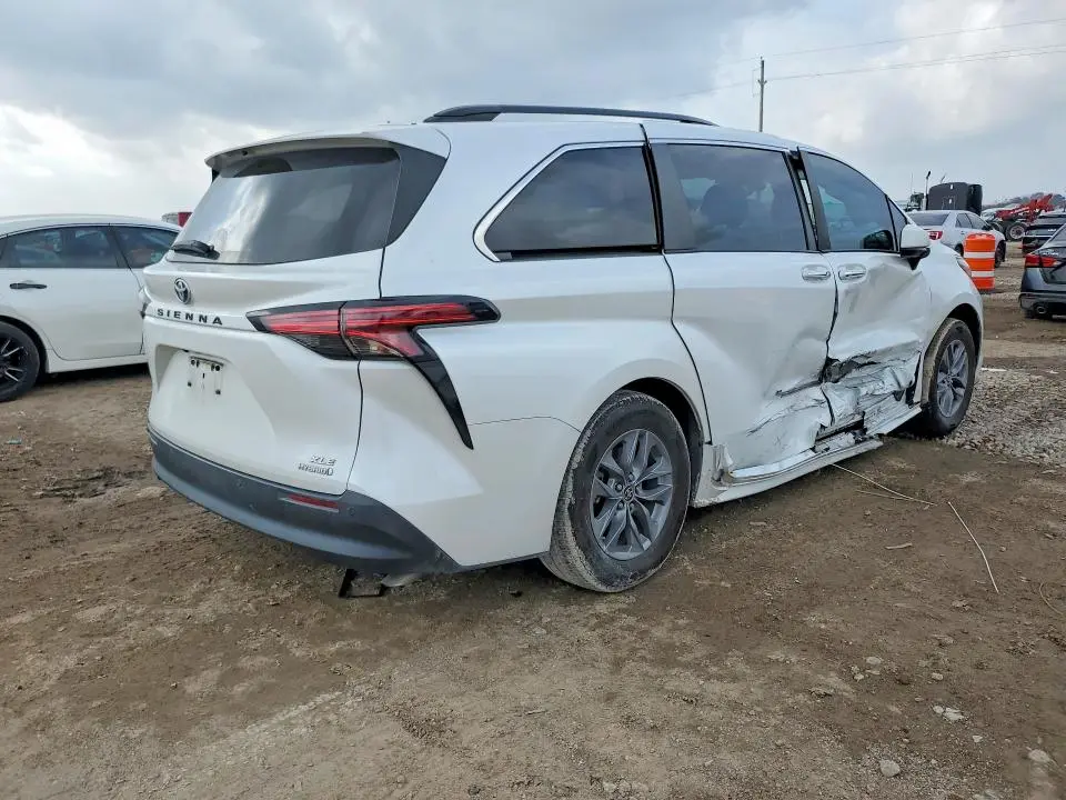2022 TOYOTA SIENNA XLE  