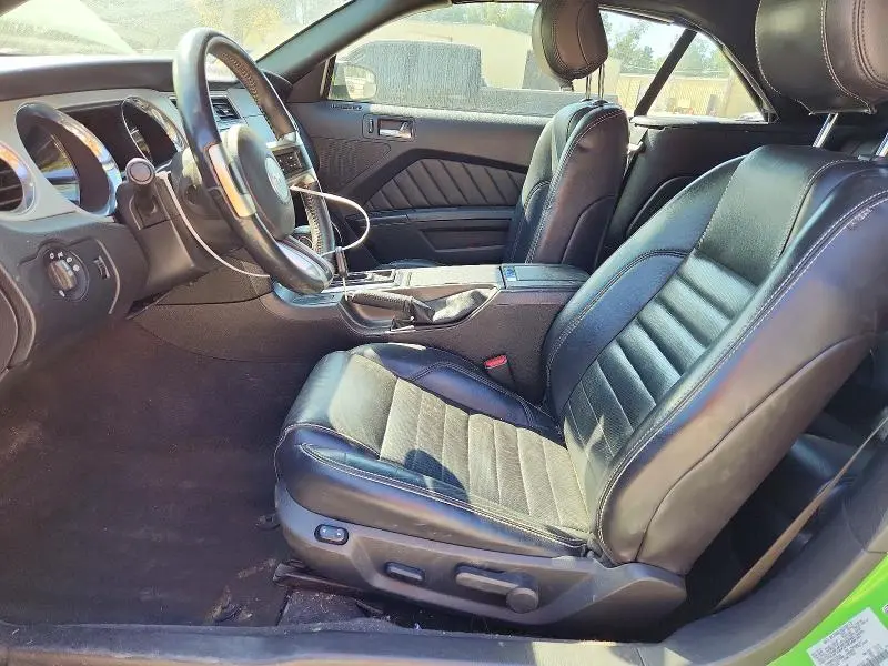 2013 FORD MUSTANG V6 CONVERTIBLE  