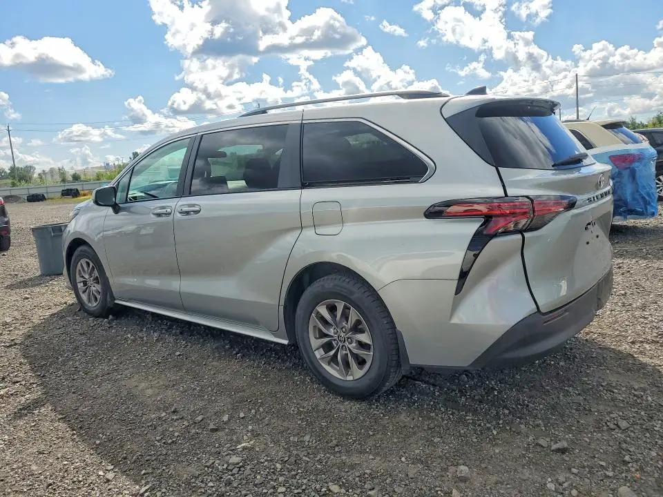 2022 TOYOTA SIENNA LE  