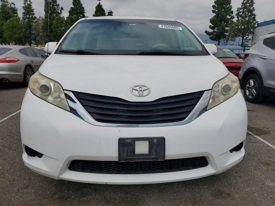 2014 TOYOTA SIENNA LE 8-PASSENGER  