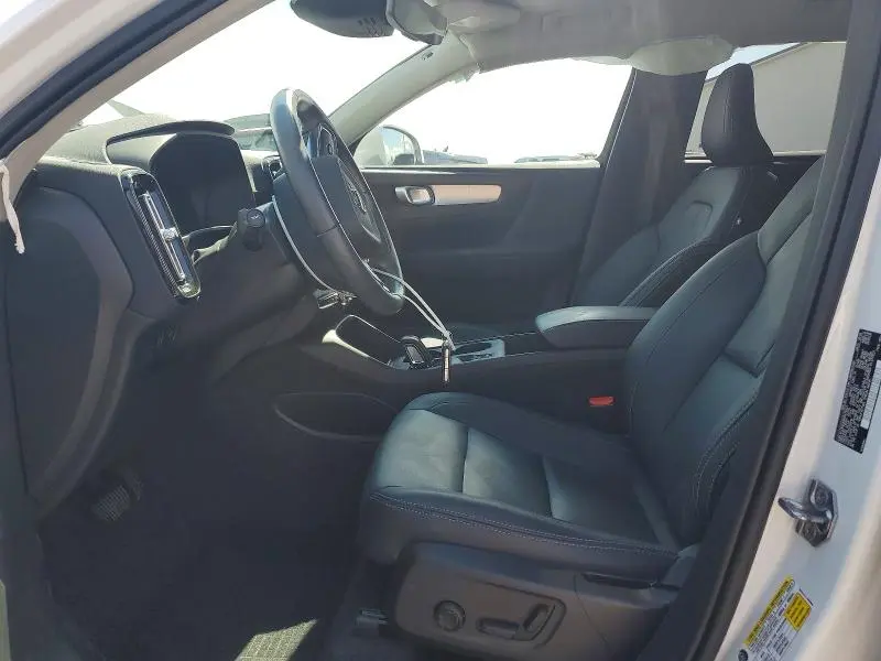 2021 VOLVO XC40 T5 MOMENTUM  