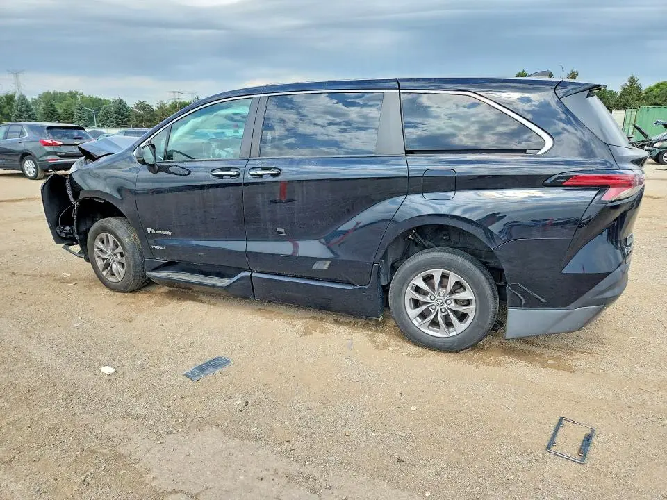 2021 TOYOTA SIENNA XLE  