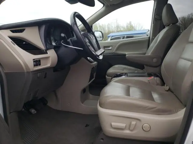 2019 TOYOTA SIENNA XLE  