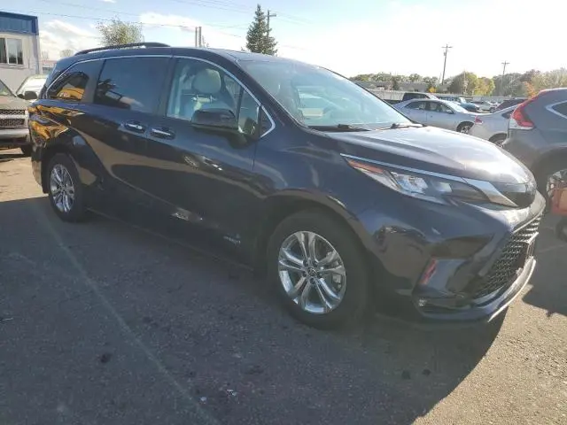 2021 TOYOTA SIENNA XSE  